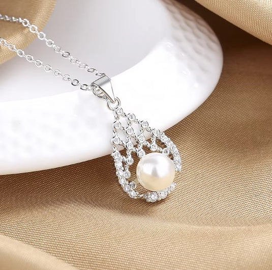 925 Silver Pear Shaped Pearl & Zircon Studded Pendant & Chain